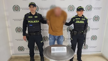 Hombre golpeó a tres agentes de tránsito durante un operativo en Sabaneta, Antioquia: en video quedó la agresión y la captura