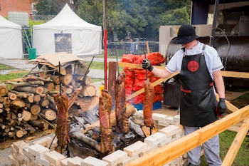 En El papá de los asados 2026 participan treinta restaurantes de trayectoria nacional e internacional seleccionados por figuras como María Camila de Bogotacomidas, María Paula de FoodinBogotá, Alejandro Escallón de B.eats y el chef Juan Diego Vanegas.