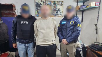 Detuvieron a 3 empleados de Migraciones por falsificar registros para darle la residencia en el país a 101 médicos colombianos