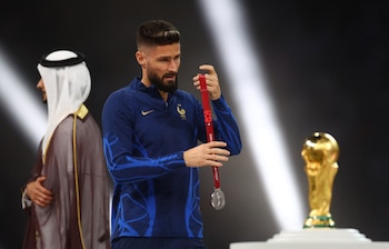 Giroud resalta que los grandes equipos se construyen con grupos unidos y una gestión eficaz de egos y roles en el vestuario (REUTERS/Kai Pfaffenbach)