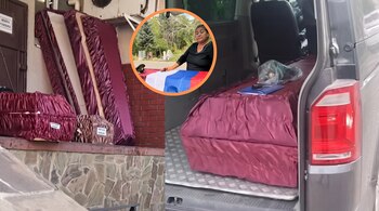 Ataúdes forrados con tela roja afuera de una funeraria, un coche fúnebre con un féretro y un recuadro con una mujer junto a un ataúd.