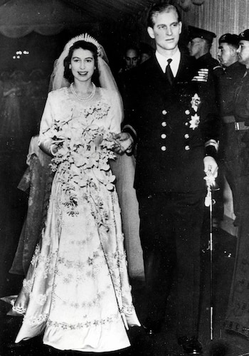 El 20 de noviembre de 1947, saliendo de la Abadía de Westminster con Felipe de Edimburgo. Para su boda, la reina Isabel II lució un majestuoso vestido en tono marfil elaborado durante semanas por el diseñador de la corte Sir Norman Hartnell