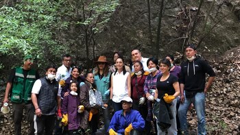 Claudia Sheinbaum realizando trabajo comunitario