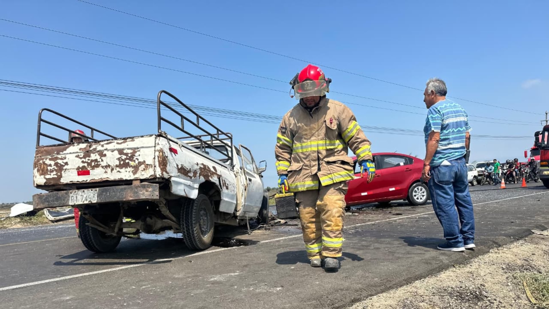 El siniestro ocurrió cerca de las 5:15 a. m., justo cuando la camioneta cruzaba la intersección al cambiar el semáforo.