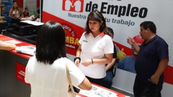Una ciudadana peruana se acerca