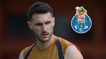 Un hombre con una camiseta amarilla y azul marino, un tatuaje de cruz en el cuello y el escudo del FC Porto.