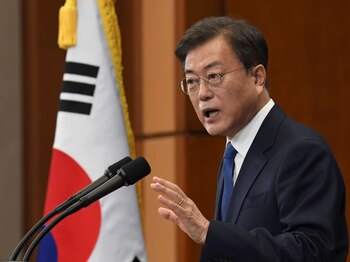 El presidente surcoreano, Moon Jae-in, habla con motivo del tercer aniversario de su llegada al poder en la Casa Azul de Seúl, Corea del Sur. 10 mayo 2020. Kim Min-Hee/Pool vía reuters