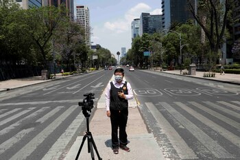 Un periodista con mascarillas brinda