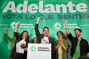 El candidato de Adelante Andalucía, José Ignacio García (c), acompañado por su equipo y Teresa Rodríguez (3d) en la asociación sociocultural “La yerbabuena”, celebra los resultados electorales del partido tras los comicios en Andalucía, este domingo en Jerez de la Frontera (EFE/Román Ríos)