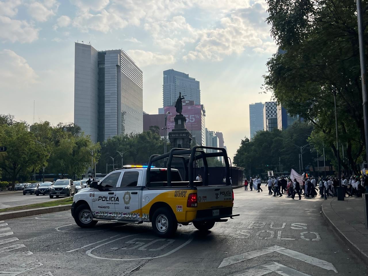 La circulación en los carriles centrales de Reforma quedó cerrada en dirección a Hidalgo, a la altura de Insurgentes, desde las 8:15 de la mañana debido a la presencia de manifestantes pertenecientes a CFE (Cortesía)
