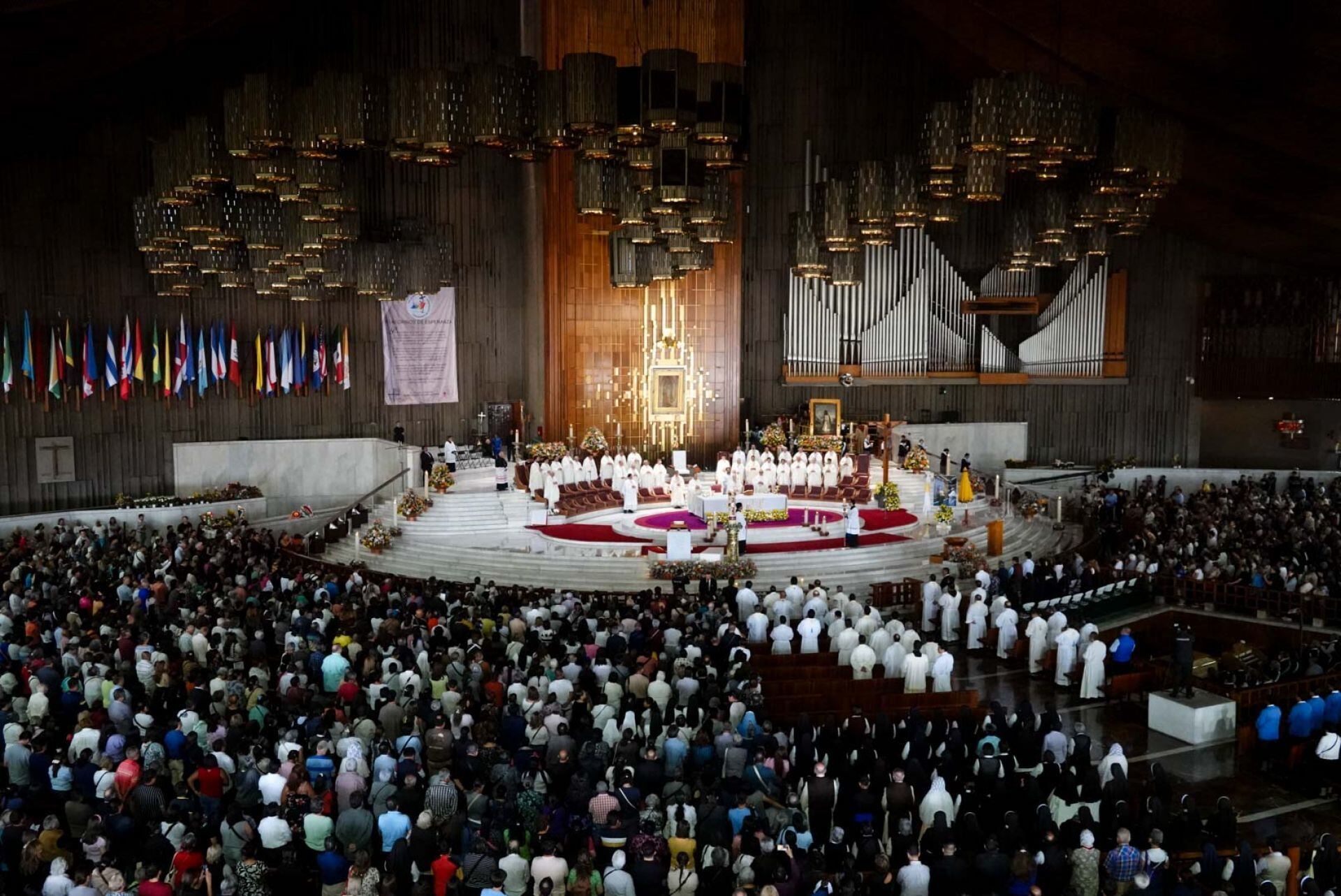 CIUDAD DE MÉXICO, 21ABRIL2025.- Miles de fieles católicos acudieron a la solemne Eucaristía en la Basílica de Guadalupe por el fallecimiento del papa Francisco, presidida por Carlos Aguiar Retes, actual Arzobispo Primado de México.FOTO: GRACIELA LÓPEZ/CUARTOSCURO.COM