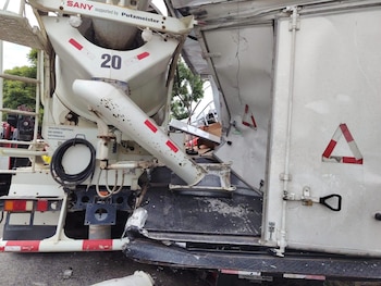 La secuencia del choque comenzó cuando una rastra impactó contra una concretera y luego alcanzó a un tercer camión estacionado en la vía. (Cortesía: Comandos de Salvamento Apopa)