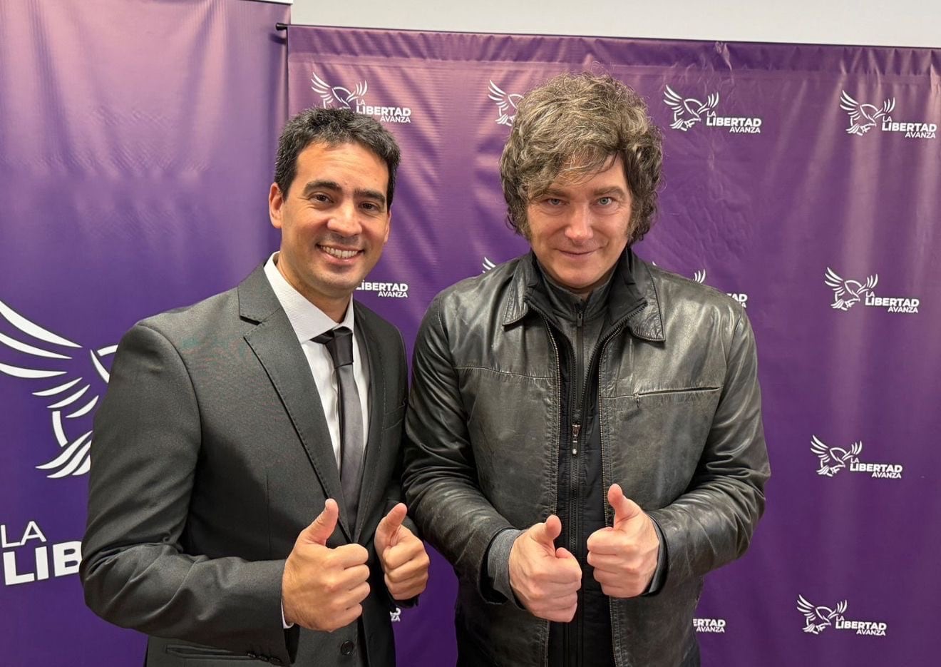 El presidente Javier Milei junto al vocero presidecial, Adrián Ravier