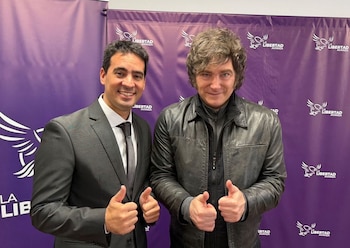 El presidente Javier Milei junto al vocero presidecial, Adrián Ravier