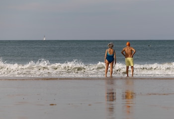 Una pareja conversa en la