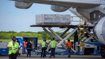 El momento en que descargan