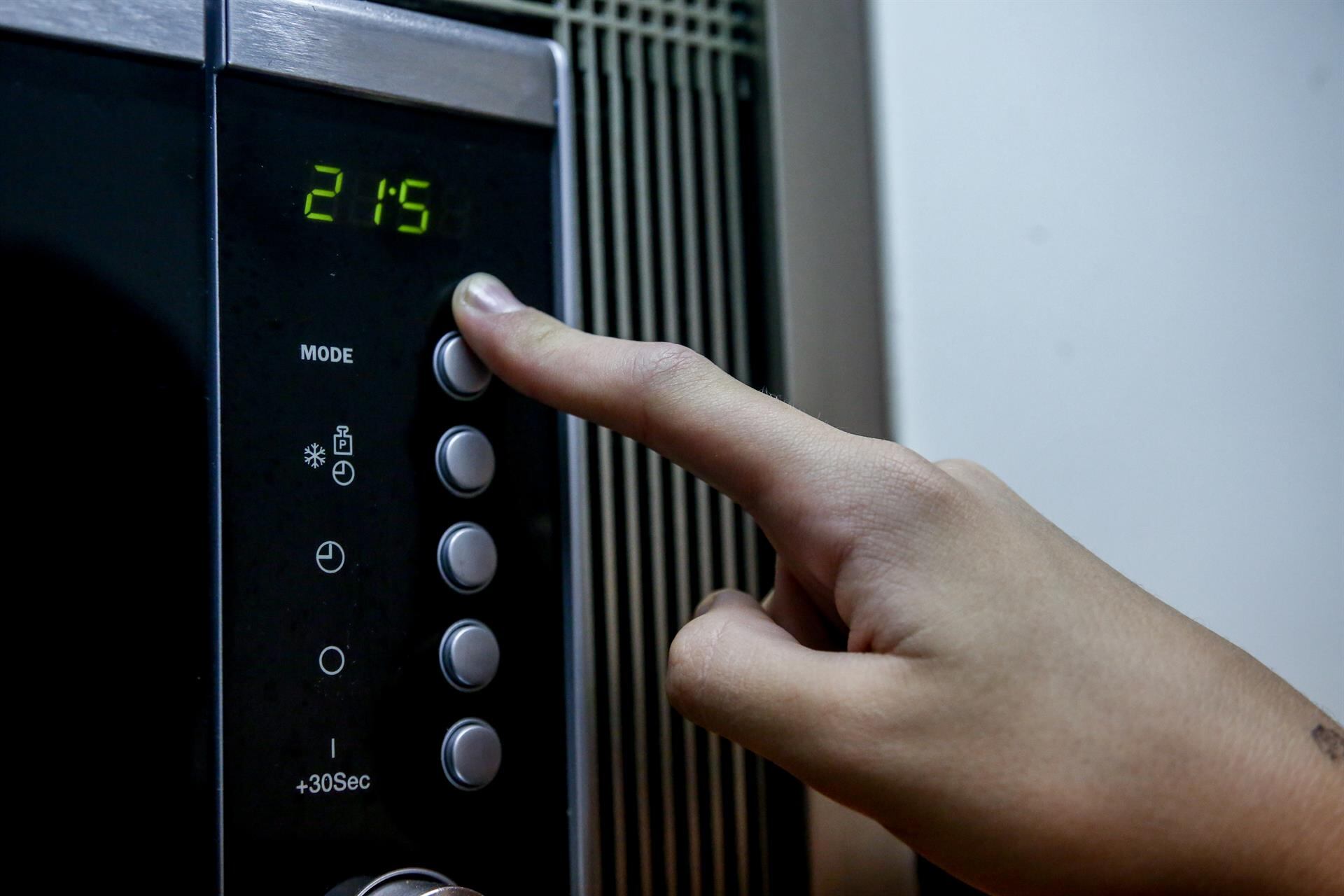 ¿Se puede hervir agua en el microondas? Expertos advierten del riesgo de sobrecalentamiento y recomiendan métodos seguro