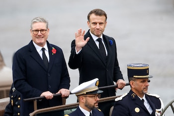El presidente de Francia, Emmanuel Macron, y el primer ministro británico, Keir Starmer, asisten a las conmemoraciones durante el Día del Armisticio que marca el final de la Primera Guerra Mundial, en París, Francia, el 11 de noviembre de 2024. REUTERS/Manon Cruz