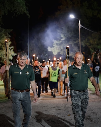 El recorrido con las antorchas que realizaron en la localidad bonaerense de Brandsen (X: @ferraitelli)