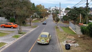 Un profesor vende su auto por problemas económicos y sus alumnos lo compran y se lo devuelven
