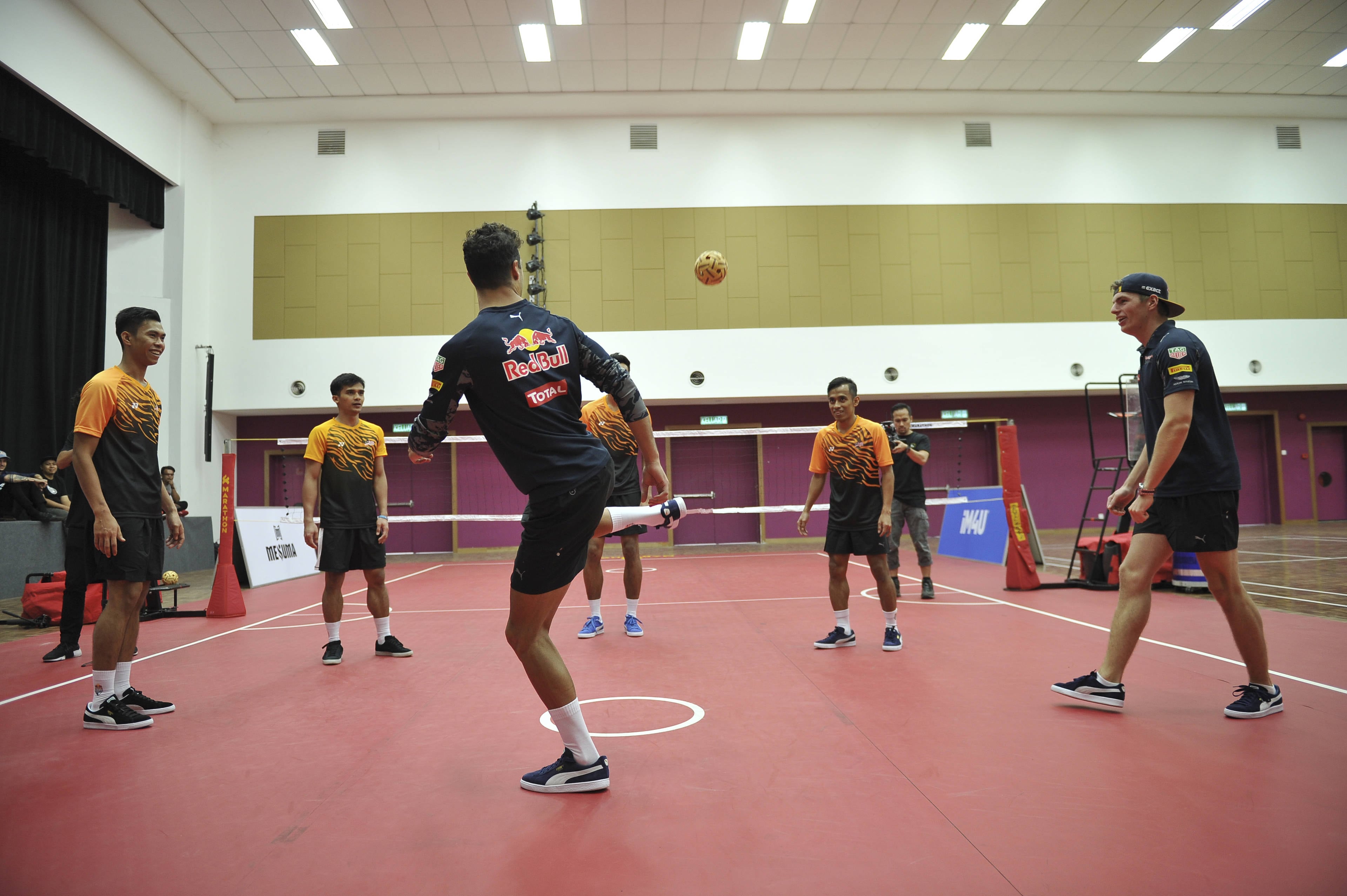 Max Verstappen practicó sepak takraw