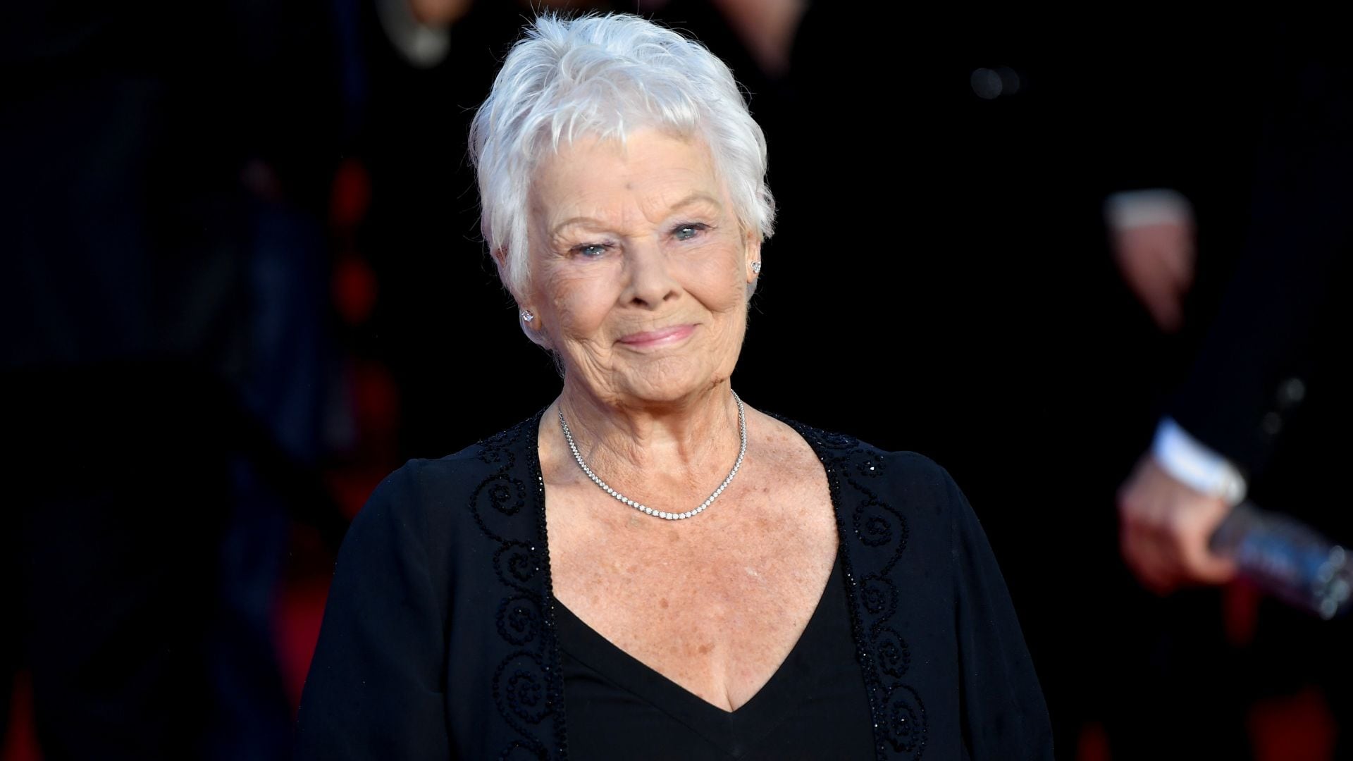 “Ya no puedo hacer teatro, cine ni leer”: Judi Dench habló sobre el avance de su problema visual