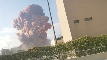 Una columna de humo se