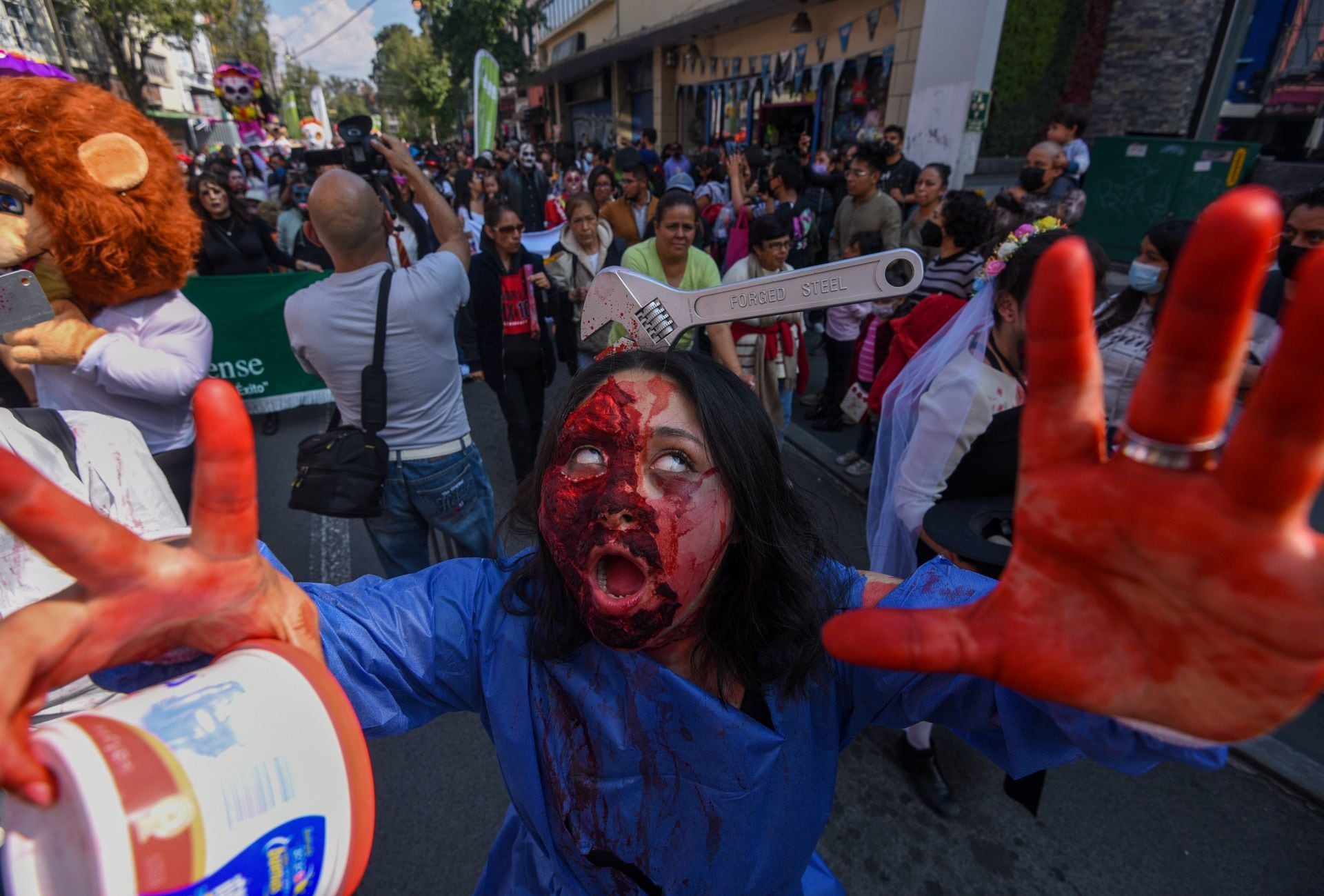 TOLUCA, ESTADO DE MÉXICO, 29OCTUBRE2022.- Monstruos y Zombies tomaron las calles de Toluca como parte de la 12 edición de Monster and Zombie Walk Toluca, después de no realizarse dos años por la Pandemia por COVID-19. FOTO: CRISANTA ESPINOSA AGUILAR /CUARTOSCURO.COM