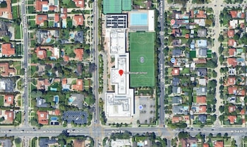 Vista de satélite con una etiqueta roja que señala la ubicación de Marlborough School rodeada de calles, casas y canchas deportivas