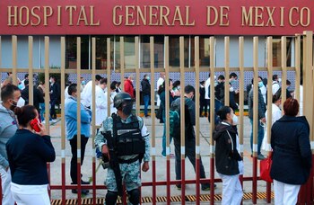 Personal médico hace fila para