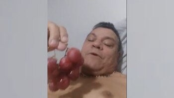 Comiendo uvas y saludando a