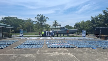 Las autoridades capturaron a cinco ocupantes de la primera lancha, entre ellos un ciudadano hondureño - crédito Armada de Colombia