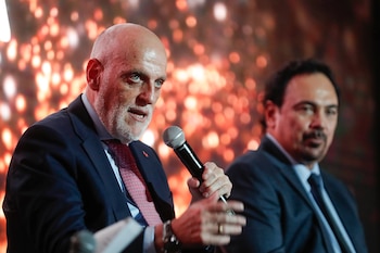 El presidente de LaLiga, Javier Tebas (i), y el exfutbolista mexicano Hugo Sánchez participan en la presentación de la exposición "LEGENDS", en la Ciudad de México (México). EFE/ Isaac Esquivel