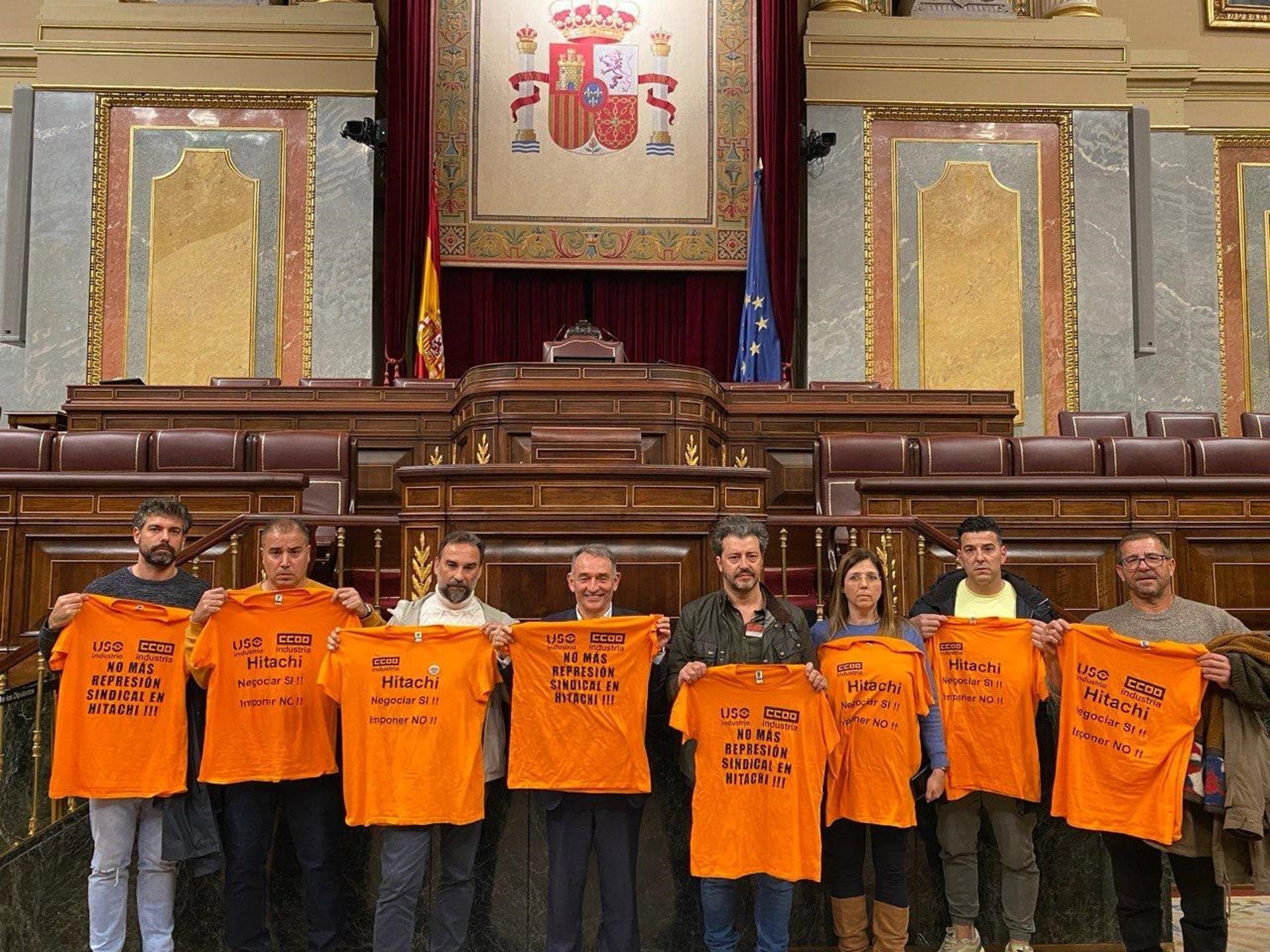 16/12/2025 Representantes del comité de empresa de Hitachi Energy y el portavoz de IU en el Congreso y diputado de Sumar por Córdoba, Enrique Santiago (centro), en su encuentro en Congreso de los Diputados.POLITICA ECONOMIACCOO