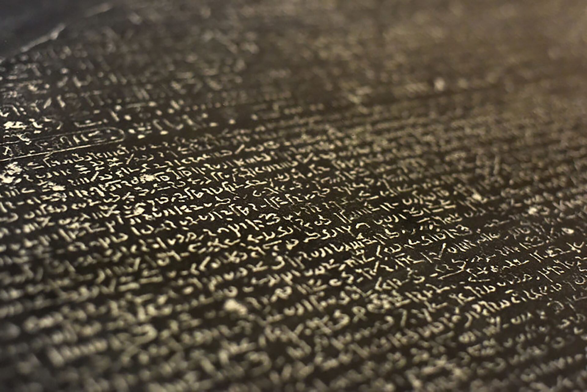 La muestra reúne, por primera vez en el país, más de 180 piezas que exploran la huella egipcia en la cultura nacional.