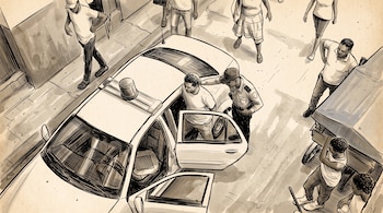 Ilustración en tinta de un policía introduciendo a un hombre en un vehículo patrulla en una calle con transeúntes y vendedores.