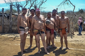 Jugadores de ulama posan en