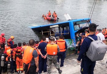 07/07/2020 China.- Al menos 21 muertos tras caerse un autobús con estudiantes a un embalse en el suroeste de China.
Al menos 21 personas han muerto y otras quince han sido rescatadas con vida después de que el autobús que les trasladaba se cayera por un puente y acabara sumergido en un embalse de la provincia de Guizhou, en el suroeste de China, según ha informado el diario oficial 'Global Times'.
POLITICA ASIA INTERNACIONAL CHINA
- / XINHUA NEWS / CONTACTOPHOTO