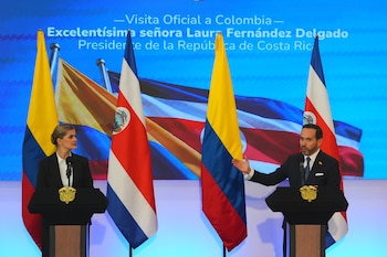La presidenta Laura Fernández y el mandatario Abelardo de la Espriella acordaron reforzar la cooperación regional contra el narcotráfico - crédito Vanexa Romero/AP