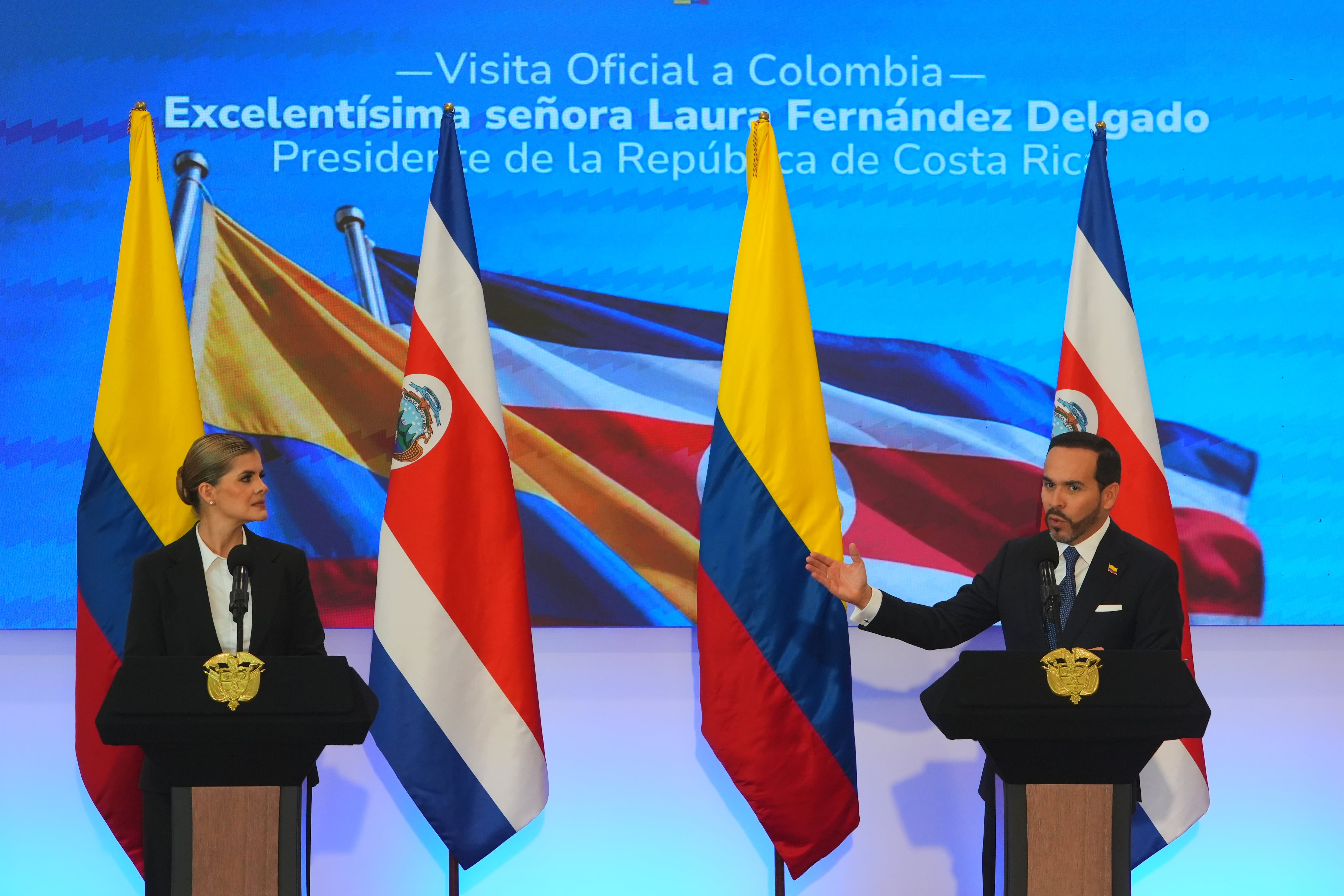 La presidenta Laura Fernández y el mandatario Abelardo de la Espriella acordaron reforzar la cooperación regional contra el narcotráfico - crédito Vanexa Romero/AP