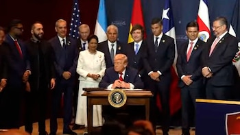 Donald Trump, sentado en un