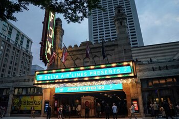 La marquesina del Fox Theatre se ve en la noche de la alfombra roja de "Jimmy Carter 100: A Celebration in Song", en Atlanta, Georgia, EE. UU., el 17 de septiembre de 2024. REUTERS/Elijah Nouvelage/Foto de archivo