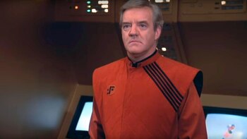 Richard Herd personificando al Supremo