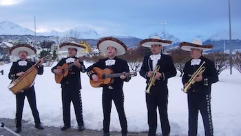 "Para costear los primeros trajes