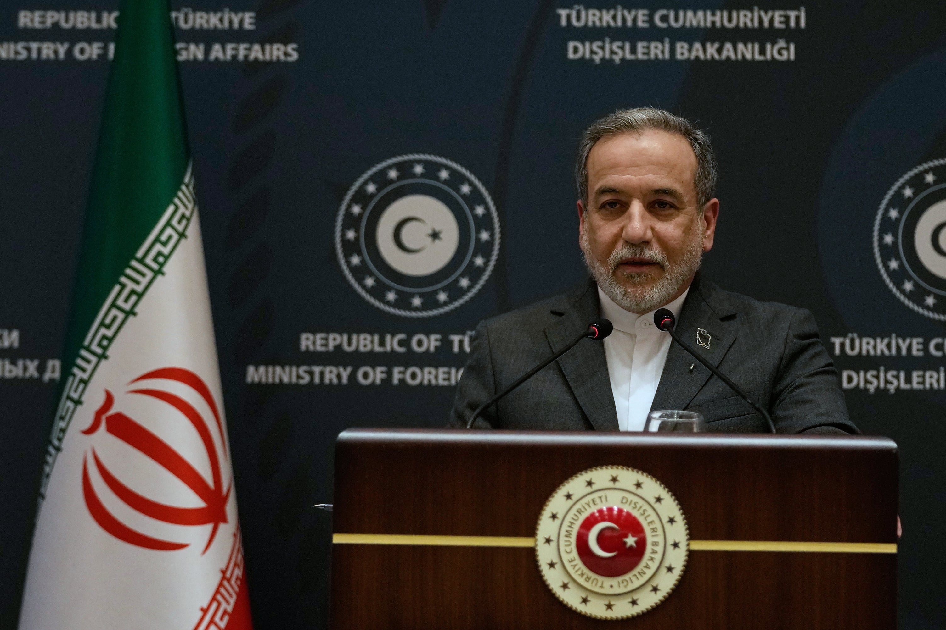 El ministro de Exteriores iraní, Abbas Araghchi, en Estambul, Turquía. Araghchi dijo que Irán está de acuerdo con el rechazo de Trump a las armas nucleares. (AP Foto/Khalil Hamra)