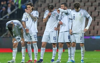La frustración de los jugadores de la selección italiana tras la derrota en penales con Bosnia, que los dejó fuera del Mundial 2026. - créditos: AP