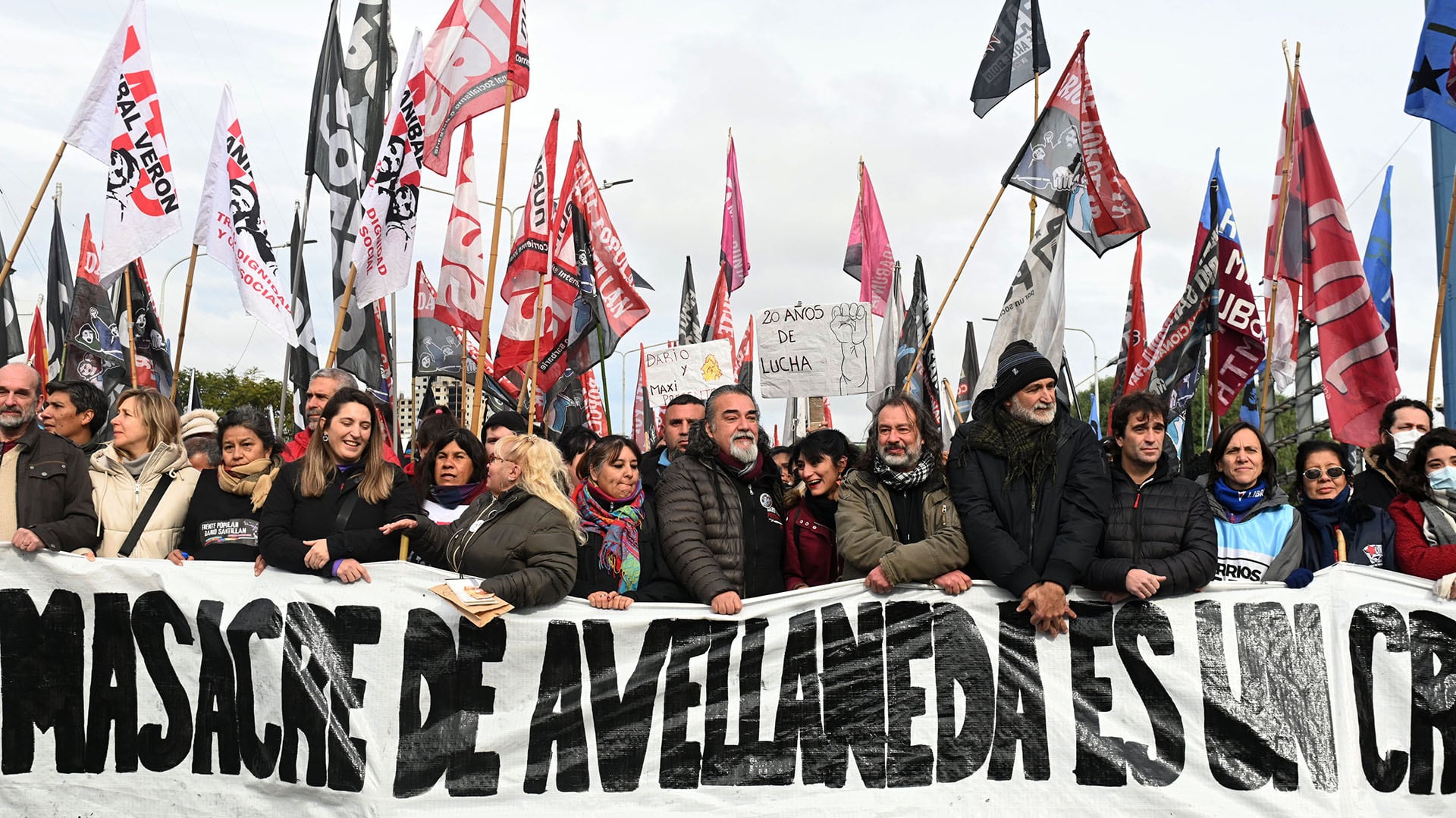 Organizaciones sociales en una vigilia en el Puente Pueyrredón, en 2022, al cumplirse veinte años de la masacre de Avellaneda (Télam)