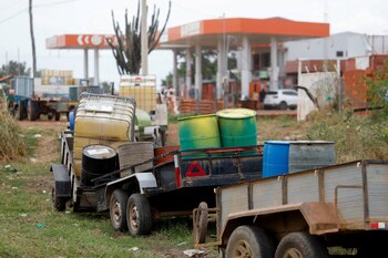 Vehículos hacen fila en medio