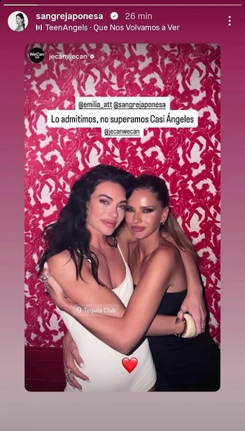 Captura de pantalla de una historia con Emilia Attias y China Suárez abrazadas frente a un fondo estampado con figuras rojas