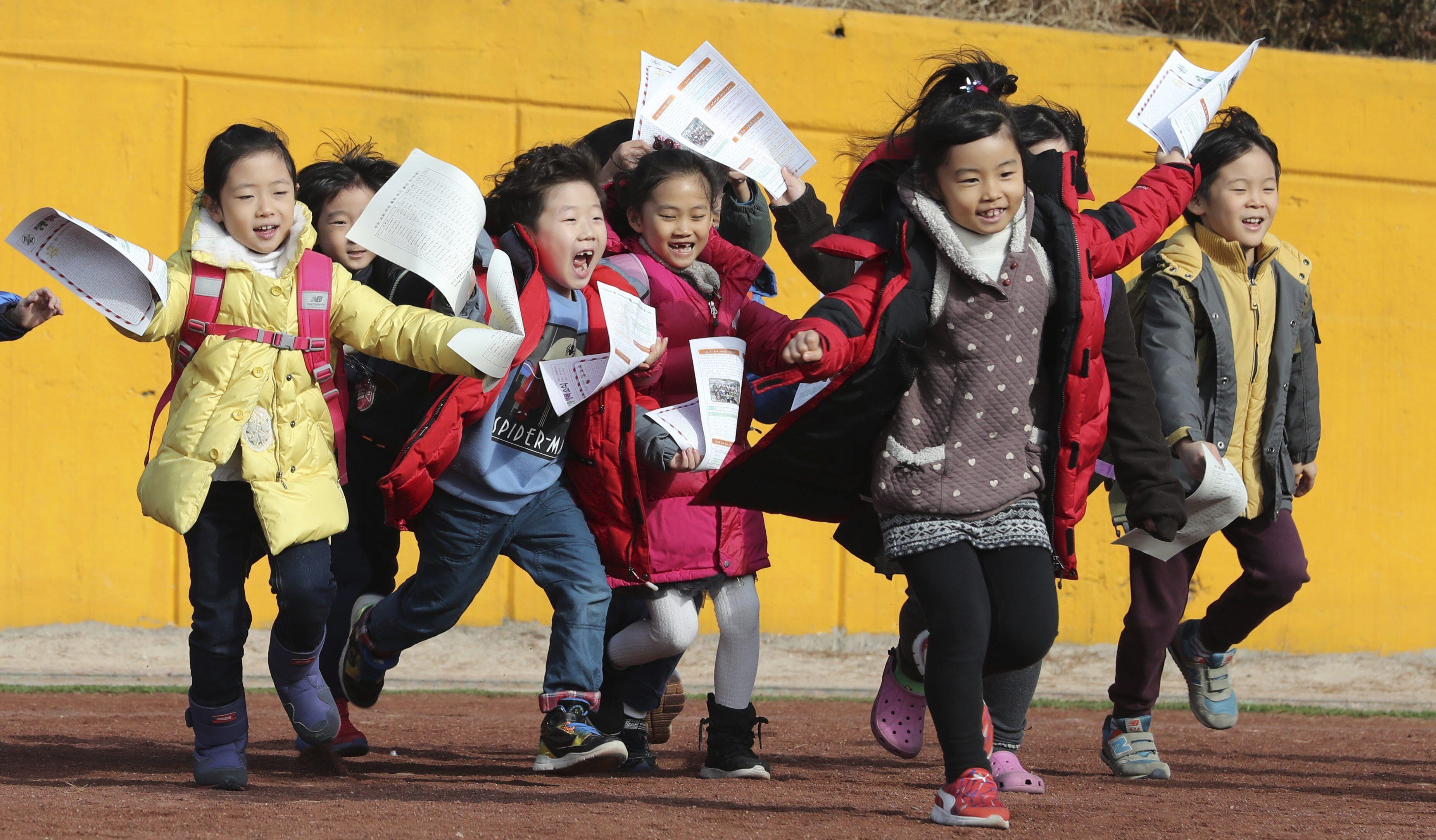 Los libros de texto basados en inteligencia artificial tienen la capacidad de adaptar el contenido a las necesidades de cada estudiante. (EFE/Yonhap)